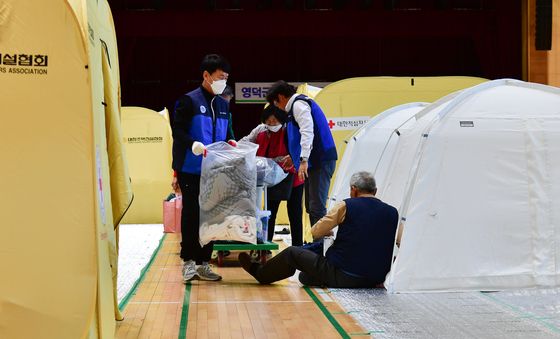 대피소 생활 마무리하는 영덕 이재민들