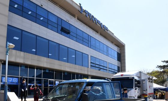 영덕국민체육센터 대피소 떠나는 이재민들