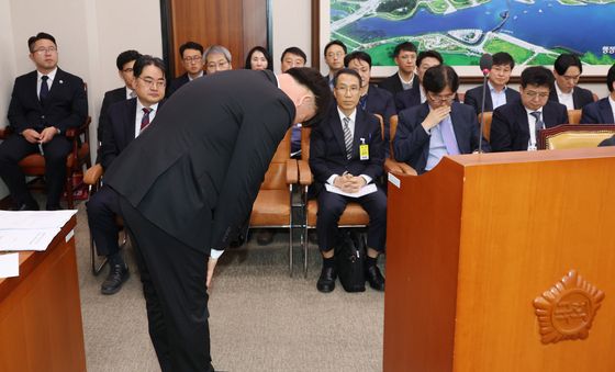 '여객기 참사 특별법' 국회특위 통과, 인사하는 박한신 유가족 대표