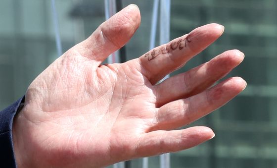 대변인 이름 적힌 안철수 손가락