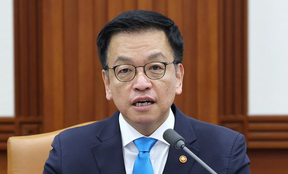 자동차 긴급 지원 대책 관련 논의 나선 최상목 부총리