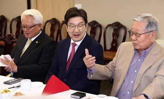 국민의힘 상임고문단 만난 권성동 원내대표