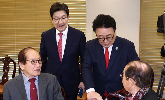 상임고문들 만난 권성동 원내대표