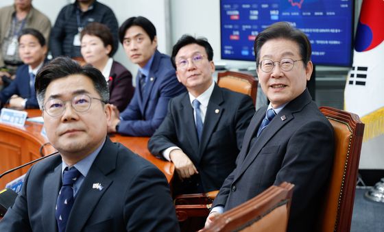 한덕수 대행 영상 보는 이재명 대표