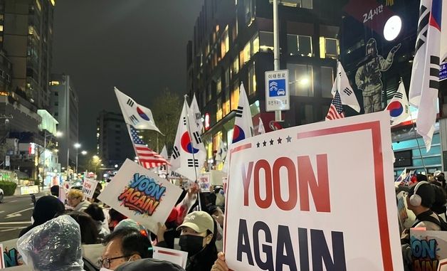 윤석열 전 대통령 복귀 외치는 지지자들