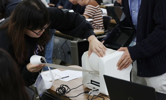 재외투표용지 발금기 운영방법 실습하는 재외선거 담당 영사들