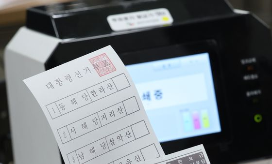 재외투표용지 발금기 운영방법 실습하는 재외선거 담당 영사들