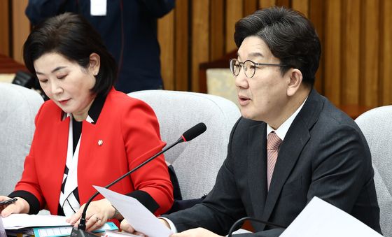 권성동 "SKT 해킹 사태에 20년 사용한 통신사 바꿔"