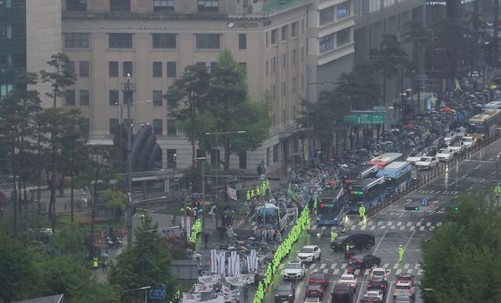 을지로 지나는 건설노조 대행진