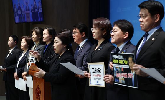 조국혁신당, '한덕수 사비 식당 기부' 공직선거법 위반 기자회견