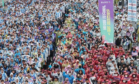 구호 외치는 한국노총 조합원들
