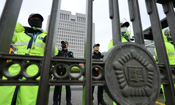 '이재명 유죄취지 파기환송' 삼엄한 대법원