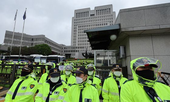 경찰로 둘러싸인 대법원