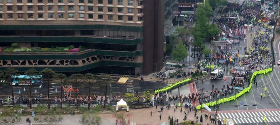 2025 세계 노동절 대회 행진하는 민주노총