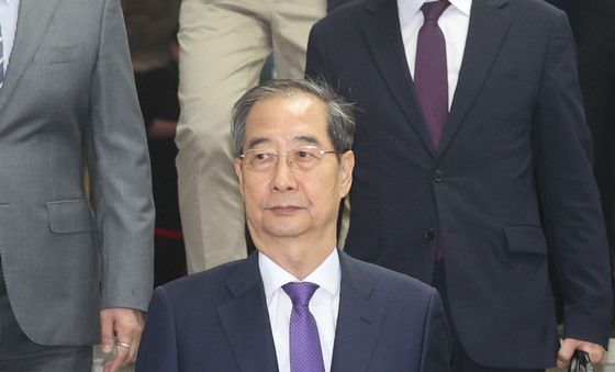 사퇴 표명 후 청사 떠나는 한덕수 권한대행