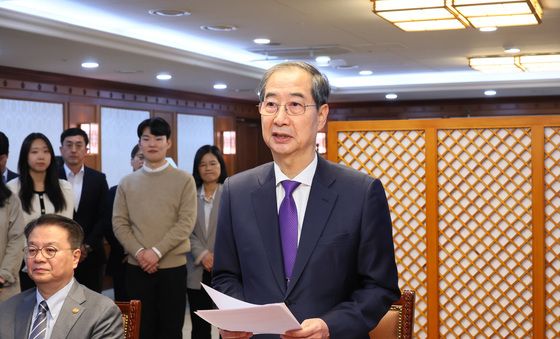 담화 마치고 직원들 만난 한덕수 권한대행