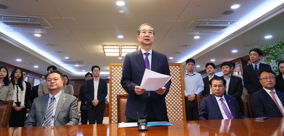 대국민 담화 마치고 직원들 만난 한덕수 권한대행