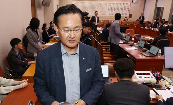 법사위 회의장 나가는 국민의힘 의원들