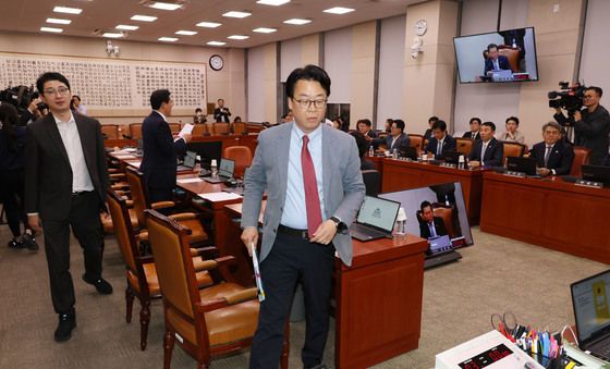 법사위 회의장 나가는 국민의힘 의원들