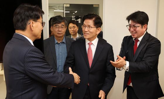 박수 받는 김문수