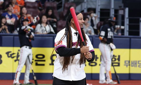 한화 선수들도 지켜보는 매니 라미레즈의 시타