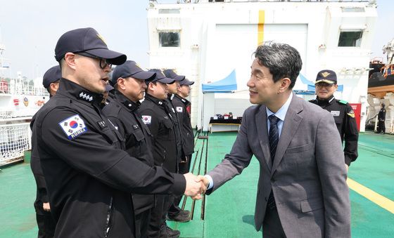 이주호 권한대행, 서해5도 특별경비단 3005함 방문