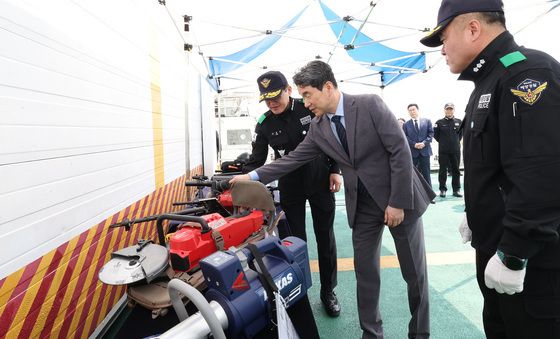 이주호 권한대행, 불법조업 단속 현장방문