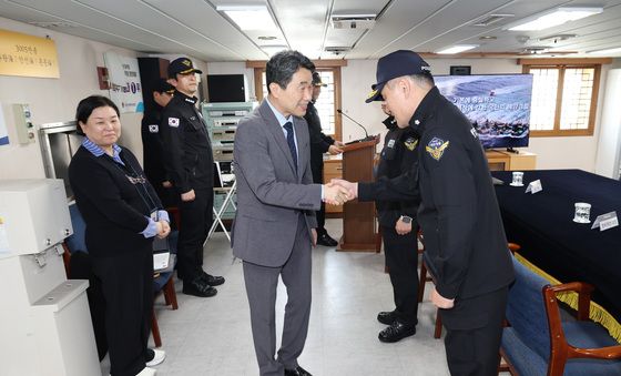서해5도 특별경비단 3005함 방문한 이주호 권한대행