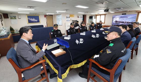 이주호 권한대행, 서해5도 특별경비단 3005함 방문