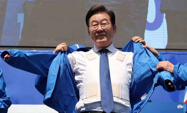 선거운동복 입는 이재명 후보