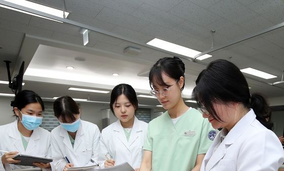 '헌신 다짐하며'