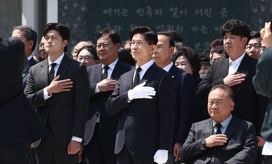 현충탑 참배 마친 김문수 후보