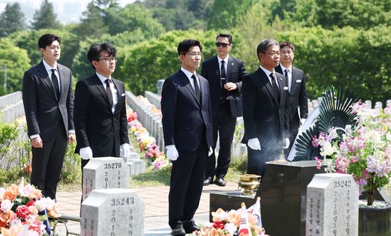 천안함 46용사 묘역 참배하는 김문수 후보