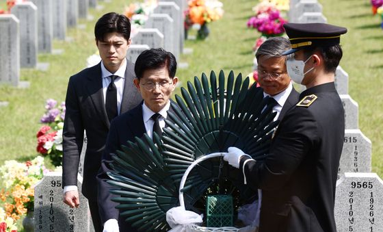 김용태 비대위원장 내정자와 참배하는 김문수 후보