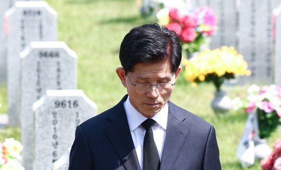 고 한주호 준위 묘역서 묵념하는 김문수 후보