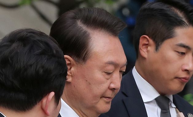윤석열, 침묵하며 귀가