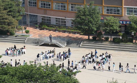 운동장으로 신속히 대피