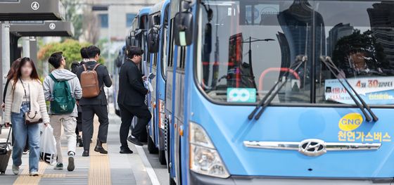 10년새 80만명 넘게 감소한 서울 시내버스 이용객 수