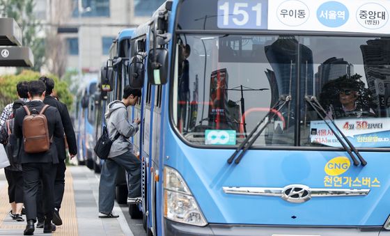 10년새 뚝 떨어진 서울 시내버스 이용객 수