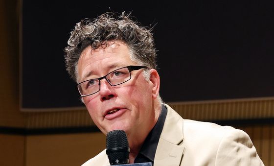 오페라 '물의 정령' 지휘를 맡은 스티븐 오즈굿