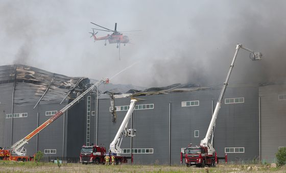 검은 연기 치솟는 이천 물류창고 화재 현장