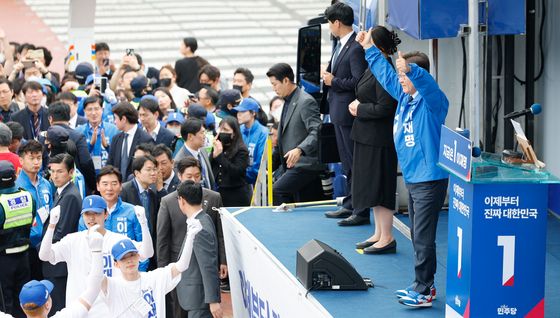 포항 찾은 이재명 '엄지 척'
