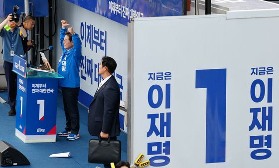 포항 찾아 인사하는 이재명