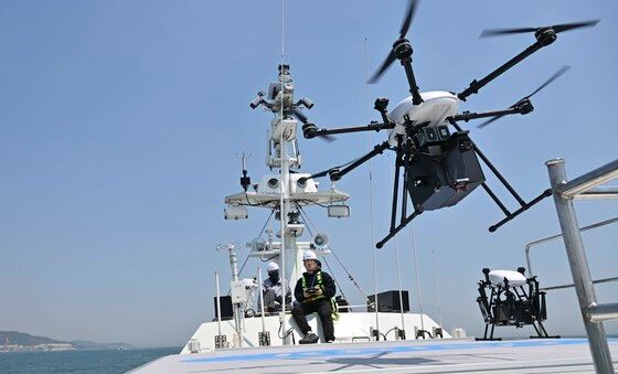 이륙하는 멀티콥터 드론