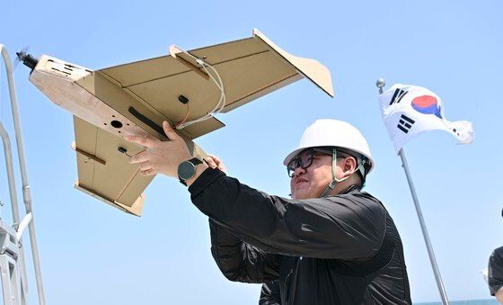 이륙 준비하는 골판지 드론