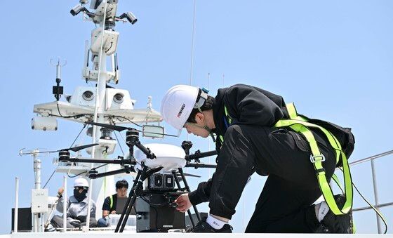 이륙 준비하는 멀티콥터 드론