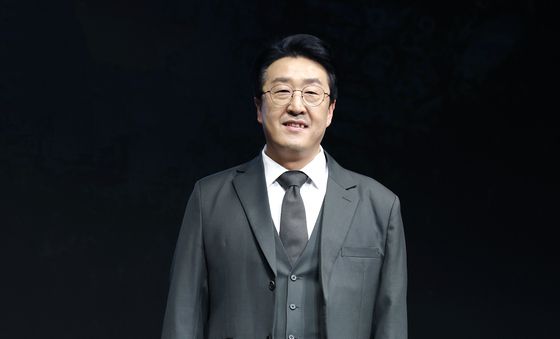 포즈 취하는 막내 형사 현봉식