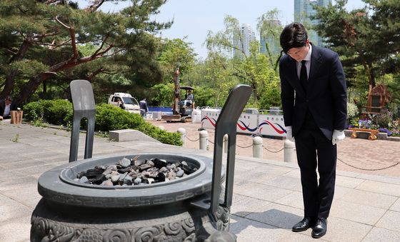 산업재해 희생자 위령탑 참배하는 김용태 공동선대위원장