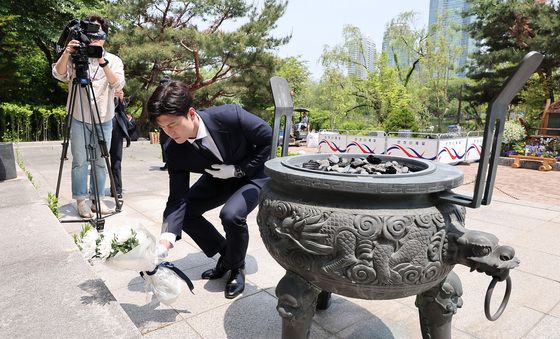 헌화하는 김용태 공동선대위원장