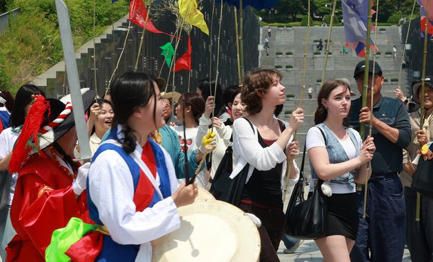 길놀이가 신기한 외국인 학생들